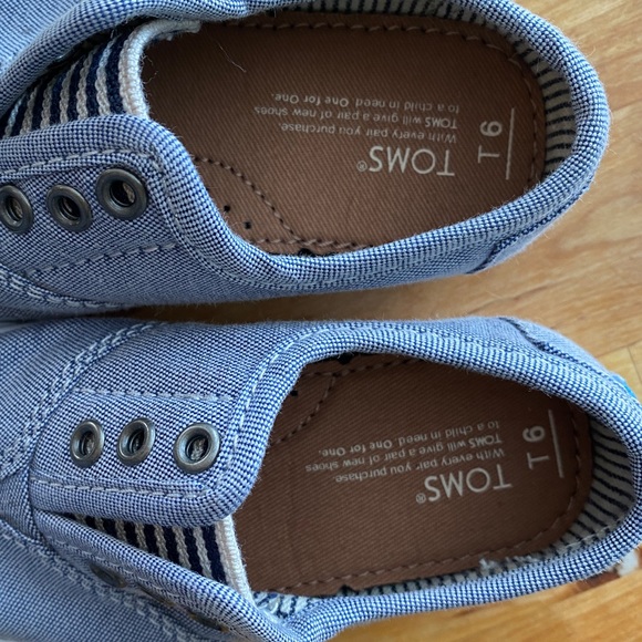 TOMS pull on toddler size 6 shoes gray black and white stripe T6 - Picture 3 of 5